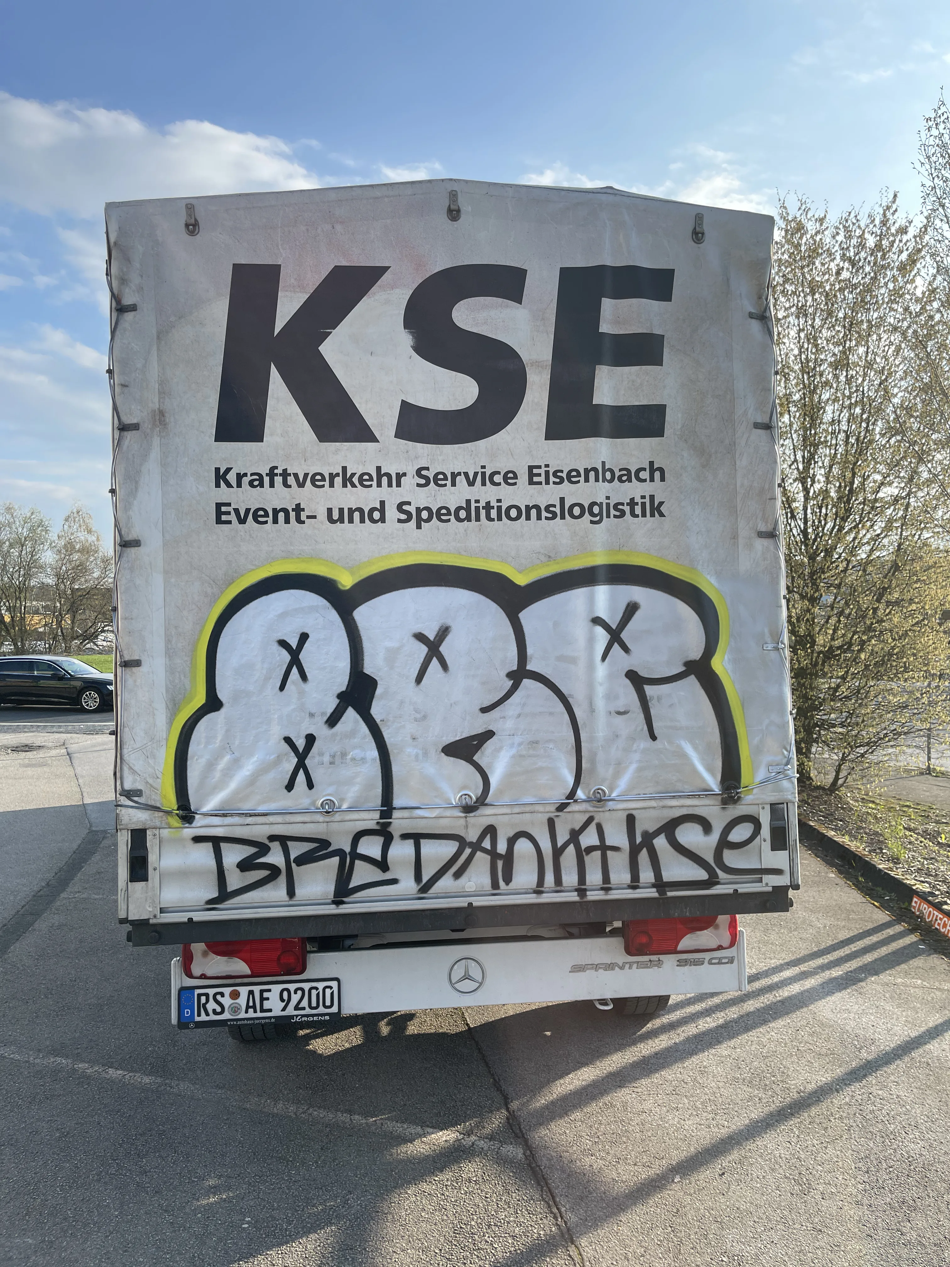 Pojazd użytkowy pokryty graffiti