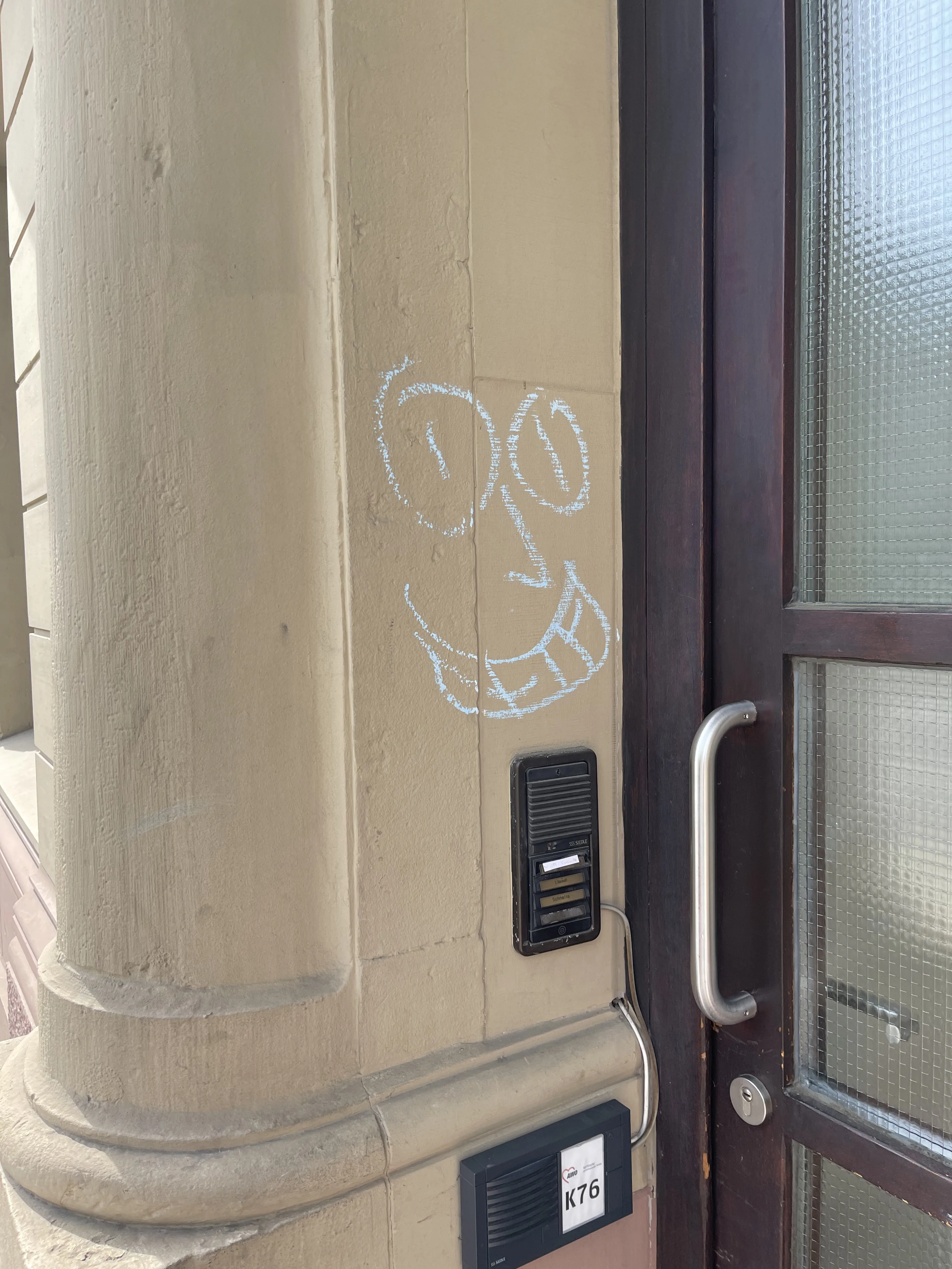 Czyszczenie graffiti ze ściany