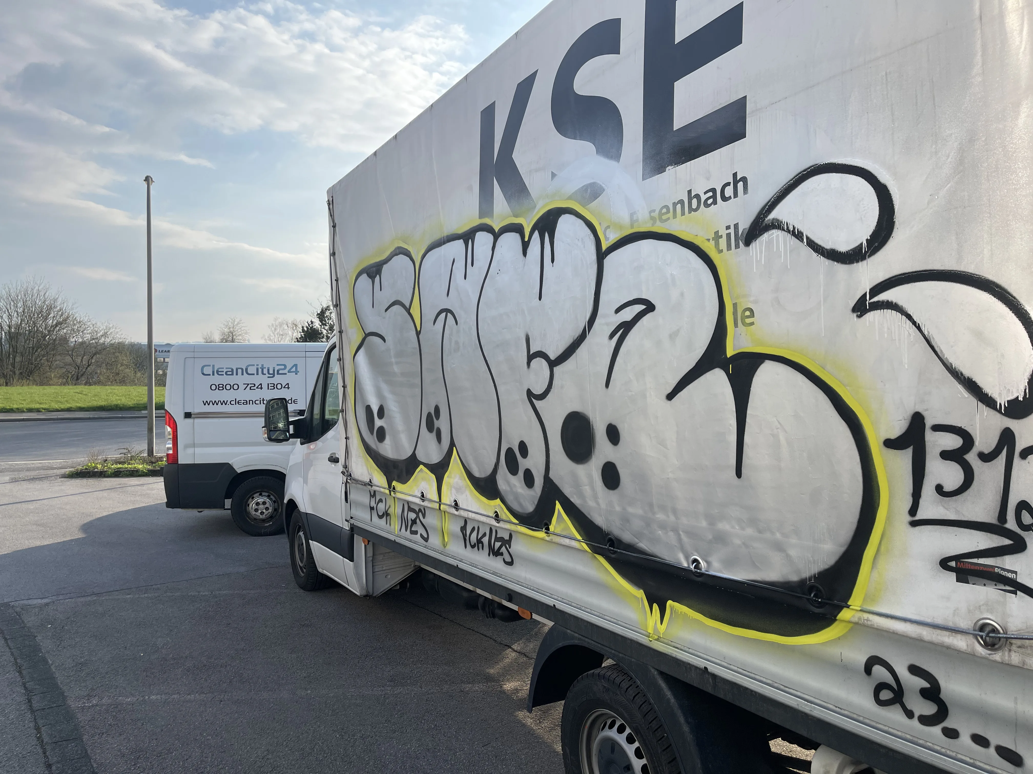 Pojazd z artystycznym graffiti na boku