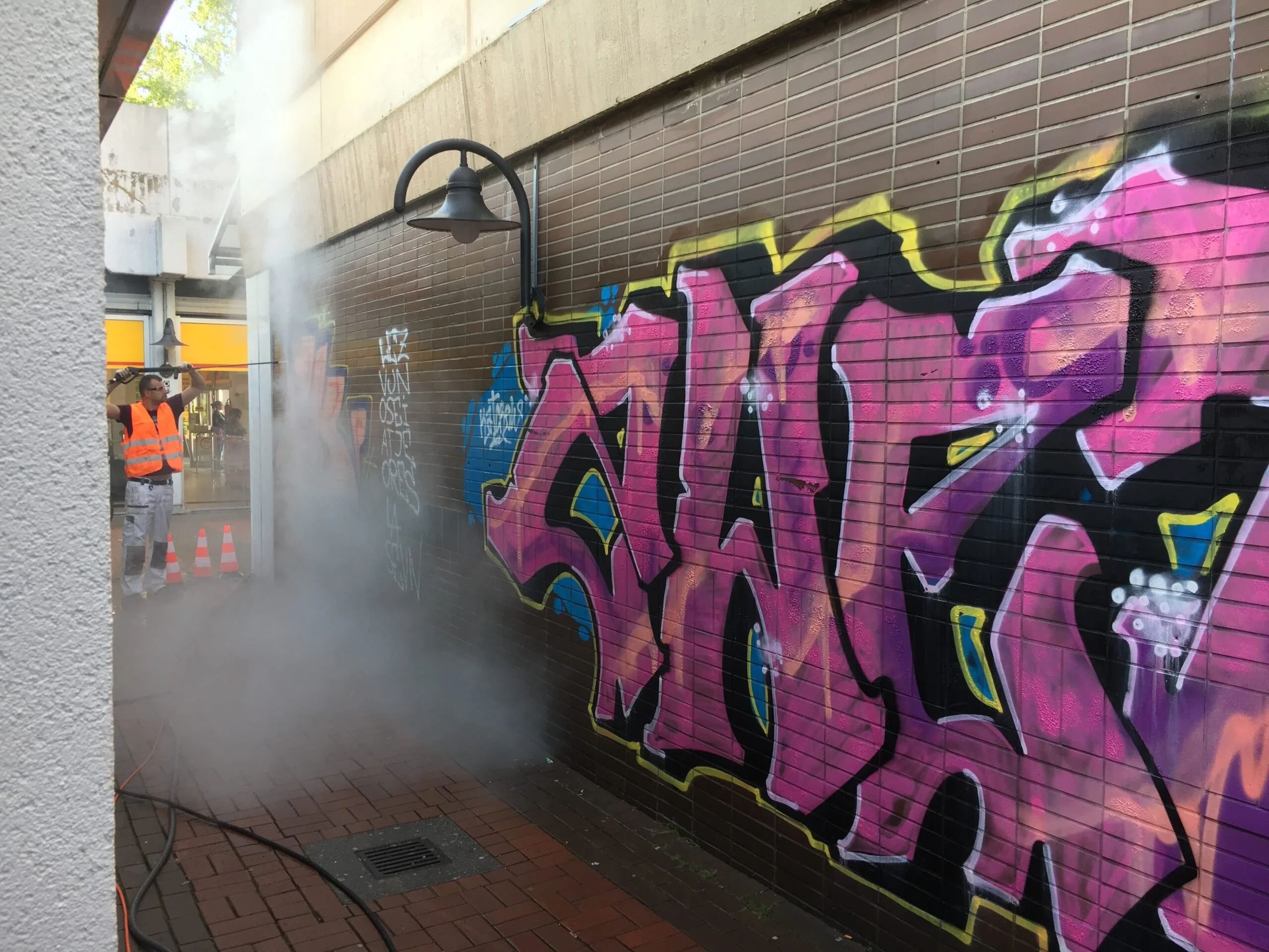 Profesjonalne czyszczenie graffiti ze ścian