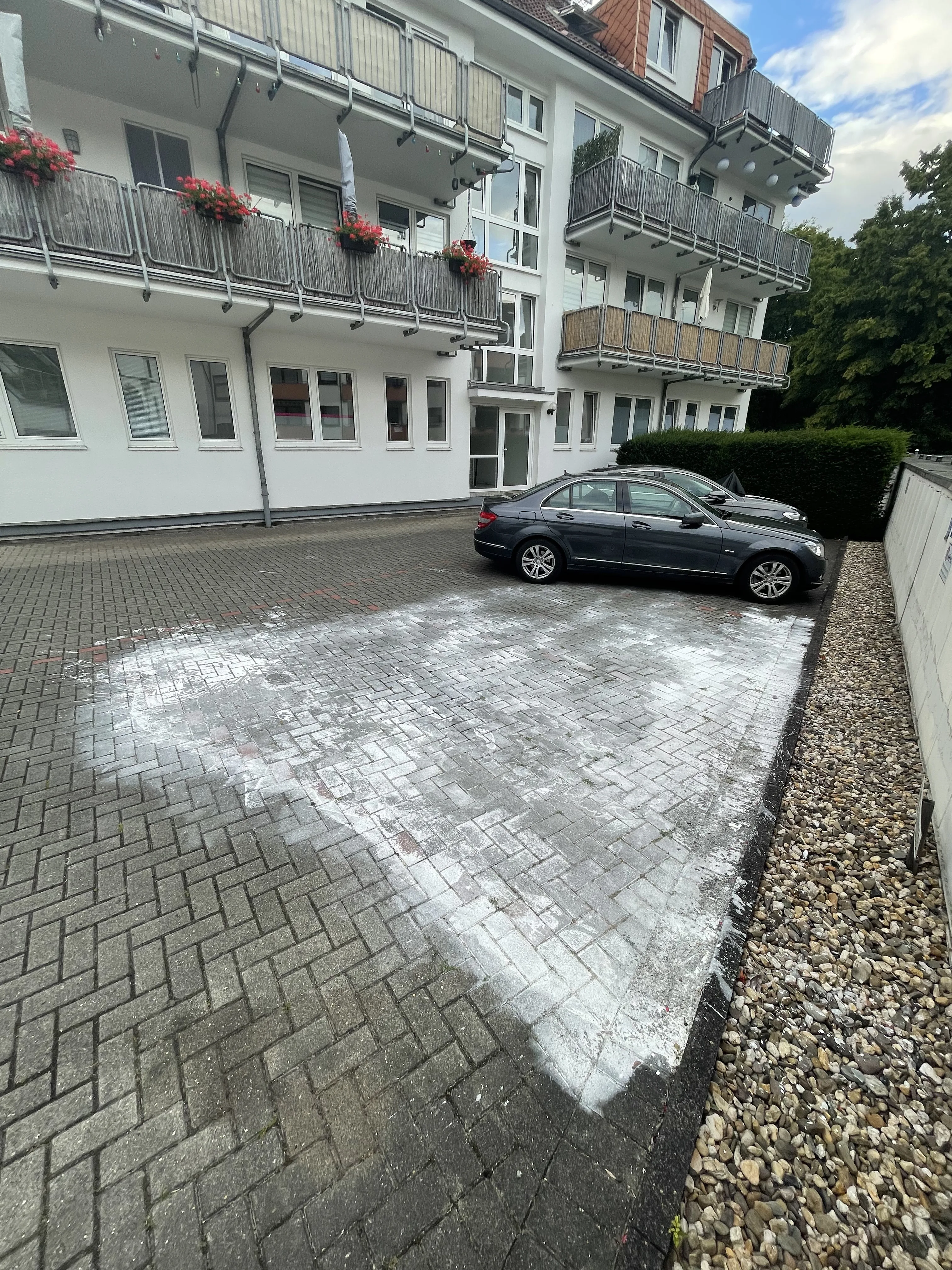 Nowoczesny budynek z czystym, zadbanych podwórzem
