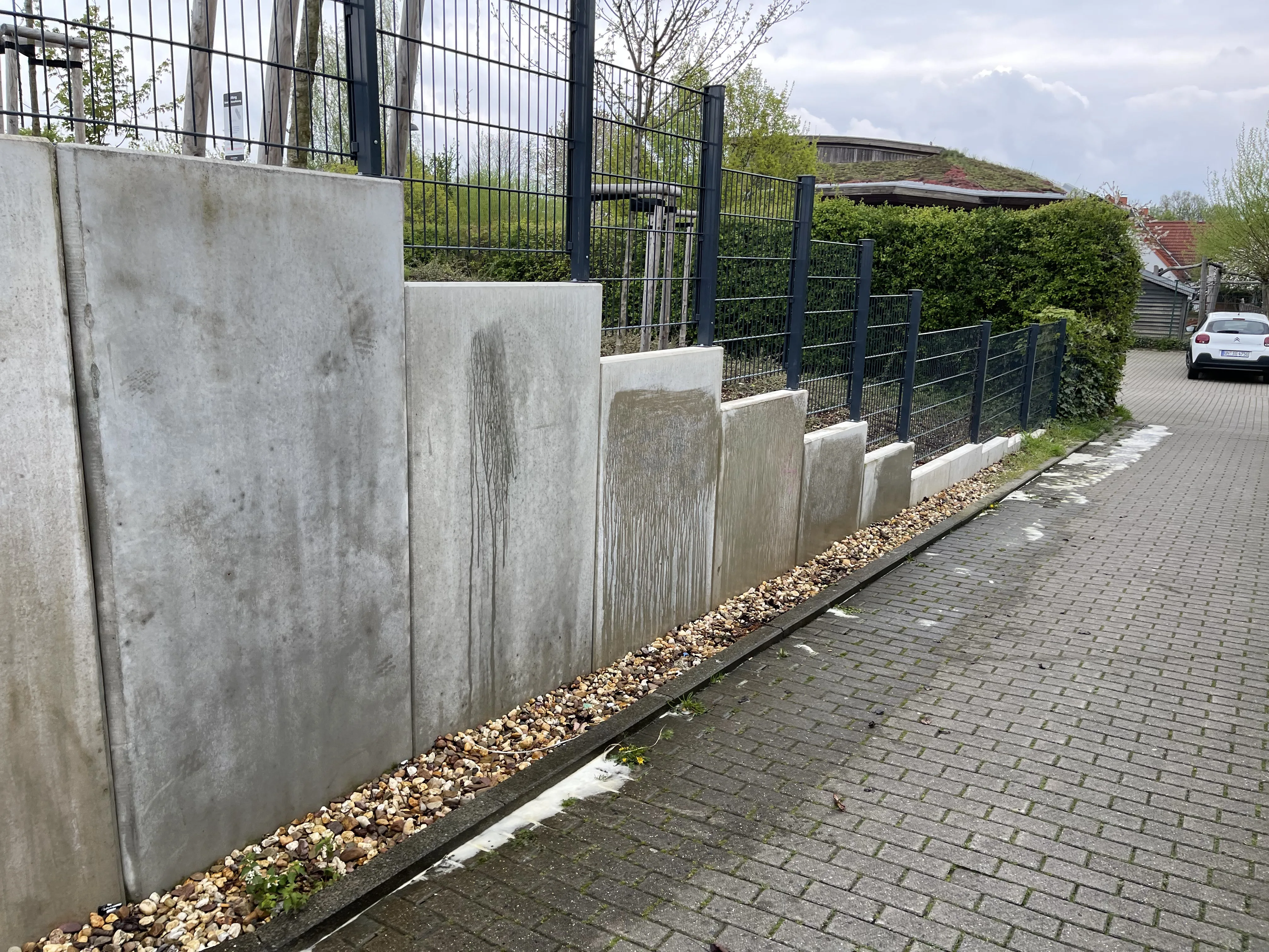 Nowoczesne ogrodzenie z betonu architektonicznego