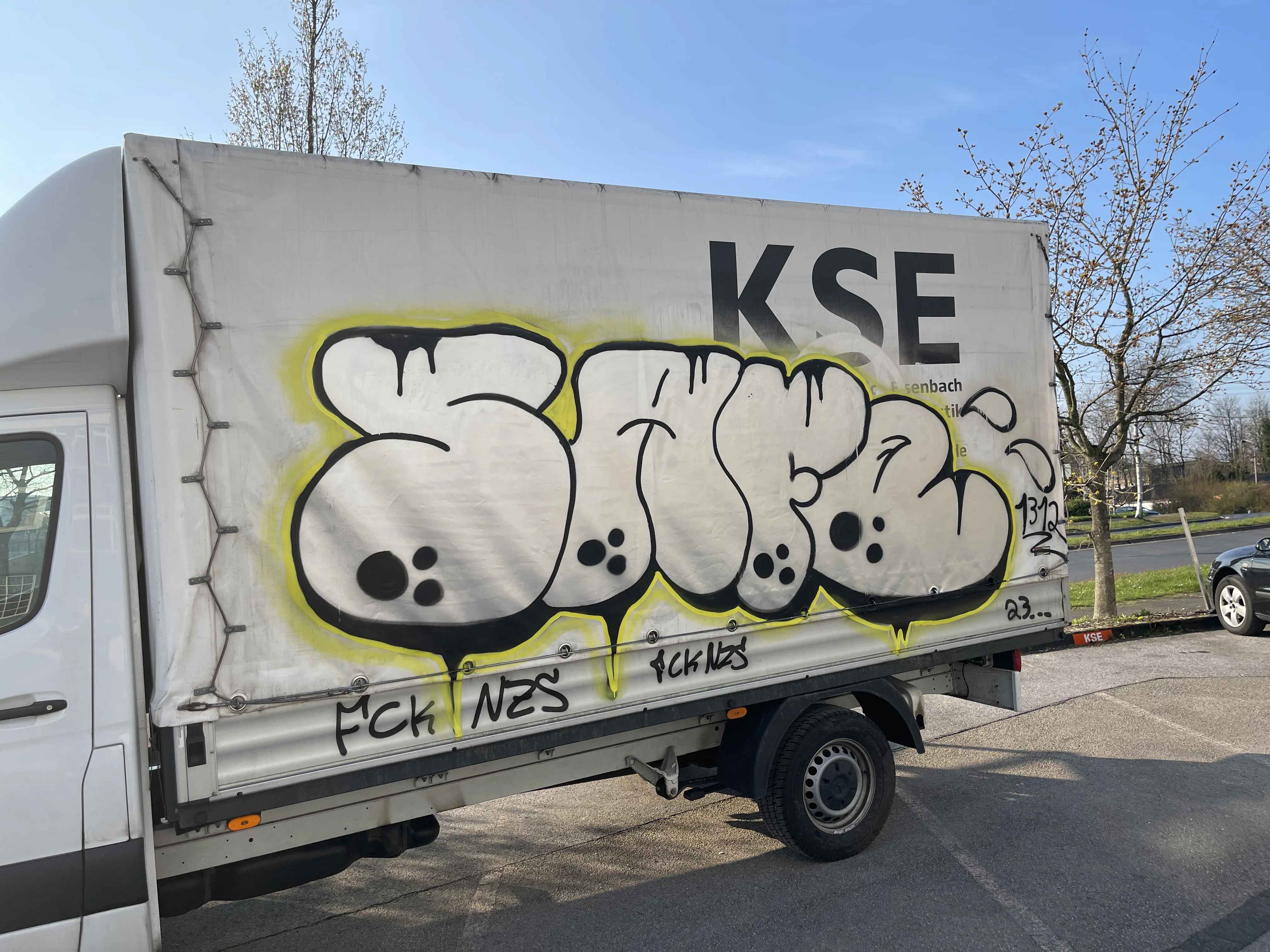 Pojazd pokryty kolorowym graffiti
