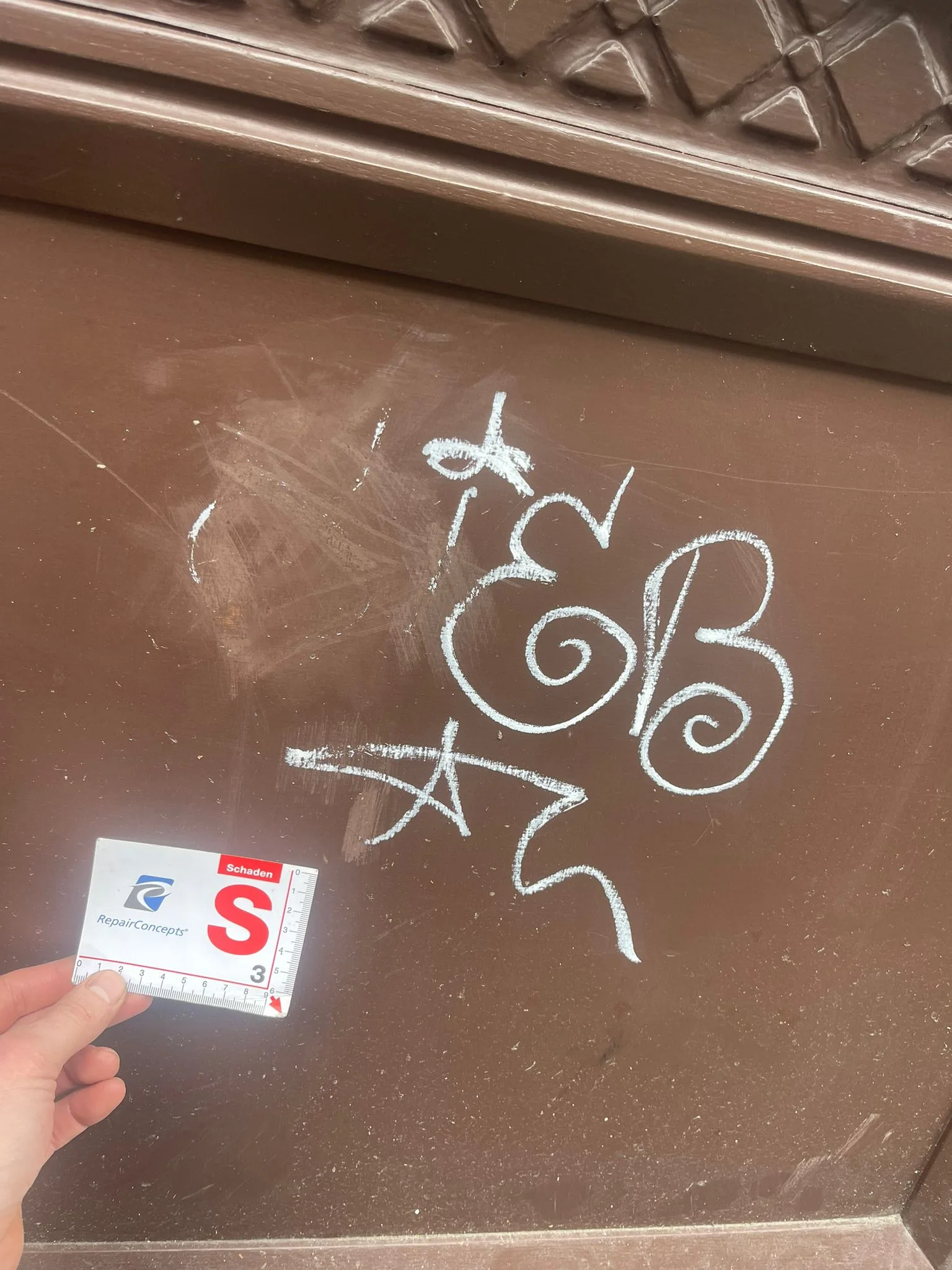 Usuwanie graffiti z brązowej powierzchni z zastosowaniem próbnika do pomiaru