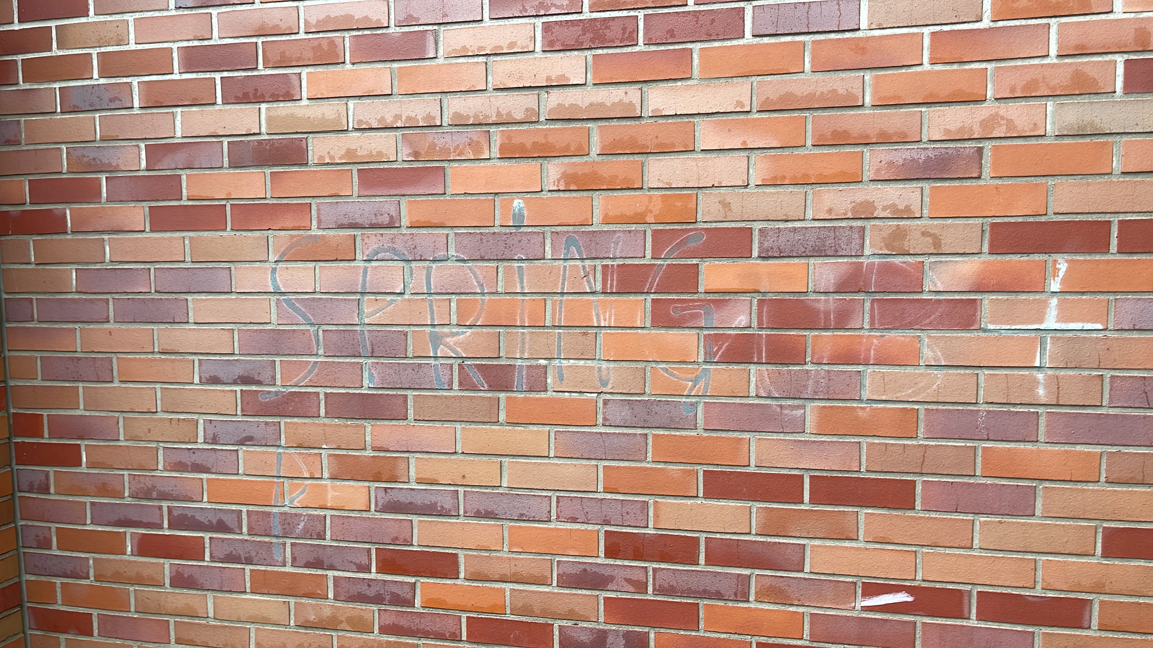 Usuwanie graffiti z ceglanej elewacji budynku